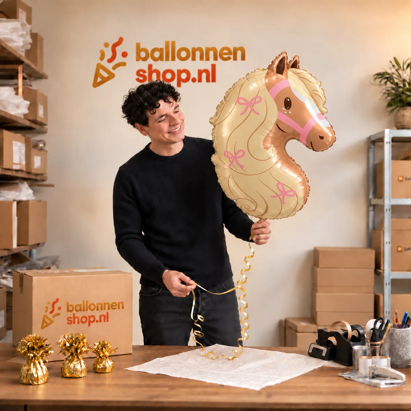 Jesse houdt de Paard Helium Ballon vast in de warme inpakruimte van Ballonnenshop.nl.