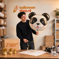 Jesse houdt de Panda Helium XL Ballon vast in de warme inpakruimte van Ballonnenshop.nl.