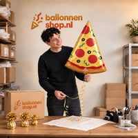 Jesse houdt de Pizza XL Ballon vast in de warme inpakruimte van Ballonnenshop.nl.