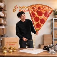 Jesse houdt de Pizza Helium XL Ballon vast in de warme inpakruimte van Ballonnenshop.nl.