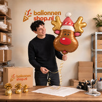 Jesse houdt de Rendier Helium Ballon vast in de warme inpakruimte van Ballonnenshop.nl.