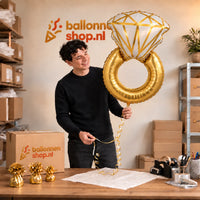 Jesse houdt de Ring Helium XL Ballon vast in de warme inpakruimte van Ballonnenshop.nl.