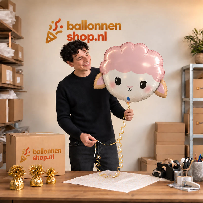 Jesse houdt de Schaap Helium Ballon vast in de warme inpakruimte van Ballonnenshop.nl.