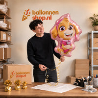 Jesse houdt de Skye Paw Patrol Helium XL Ballon vast in de warme inpakruimte van Ballonnenshop.nl.
