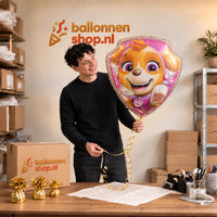 Jesse houdt de Skye Paw Patrol Helium XL Ballon vast in de warme inpakruimte van Ballonnenshop.nl.