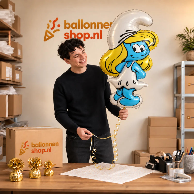 Jesse houdt de Smurfin Helium XL Ballon vast in de warme inpakruimte van Ballonnenshop.nl.