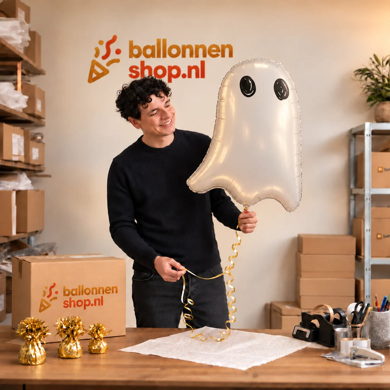 Jesse houdt de Spook Helium Ballon vast in de warme inpakruimte van Ballonnenshop.nl.