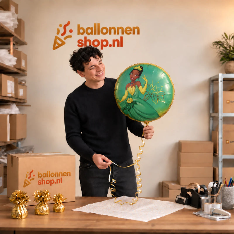 Jesse houdt de Tiana Disney Prinses Ballon vast in de warme inpakruimte van Ballonnenshop.nl.