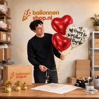 Jesse houdt Happy Mother's Day Trosje vast in de warme werkplaats van Ballonnenshop.nl.