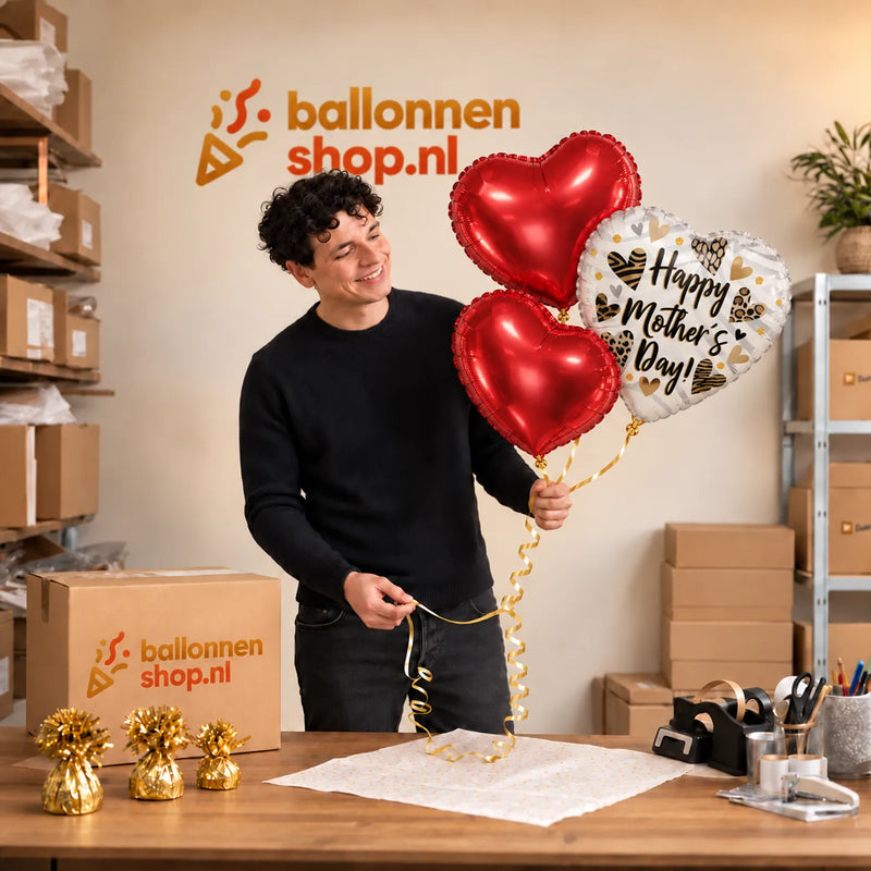 Jesse houdt Happy Mother's Day Trosje vast in de warme werkplaats van Ballonnenshop.nl.