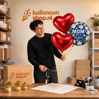 Jesse houdt Mom You're Perfect Trosje vast in de warme werkplaats van Ballonnenshop.nl.