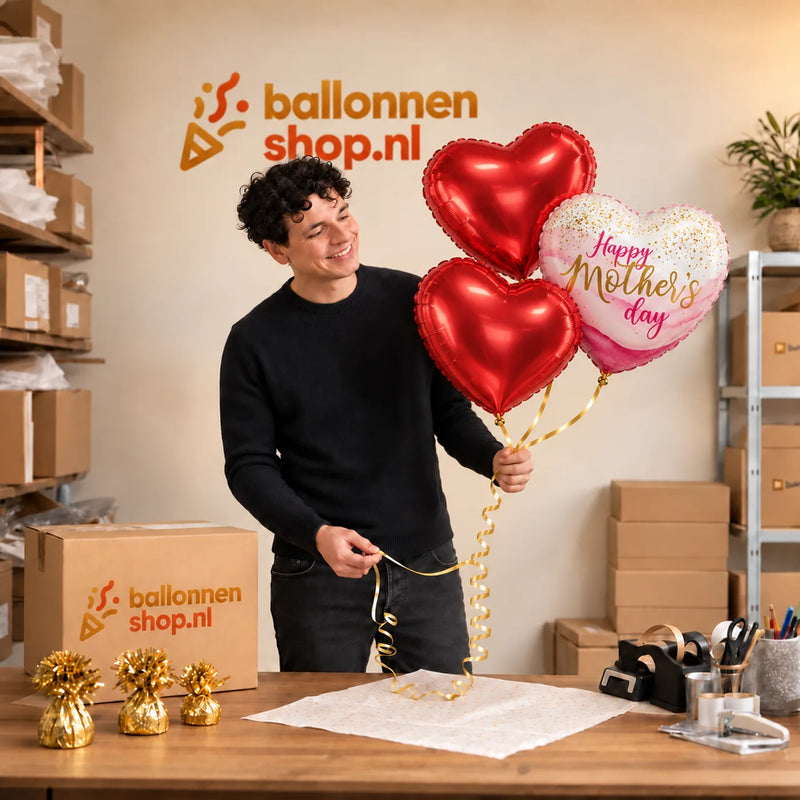 Jesse houdt Mother's Day Pretty Pink Tros vast in de warme werkplaats van Ballonnenshop.nl.