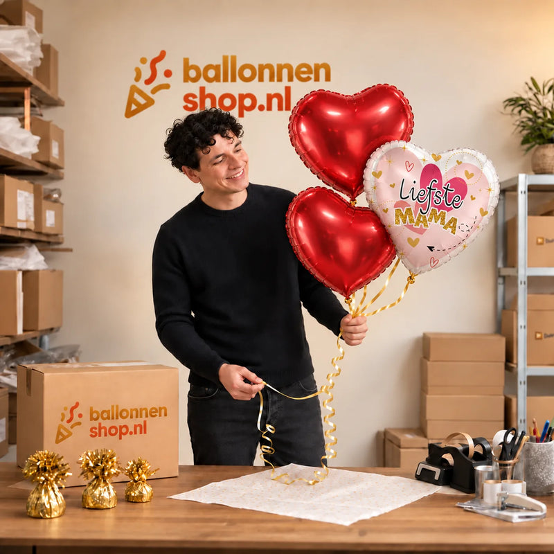 Jesse houdt Liefste Mama Trosje Ballonnen vast in de warme werkplaats van Ballonnenshop.nl.