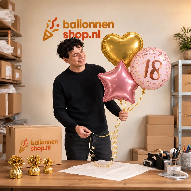 Jesse houdt 18 Jaar Trosje Roze/Goud/Rose Goud vast in de warme werkplaats van Ballonnenshop.nl.