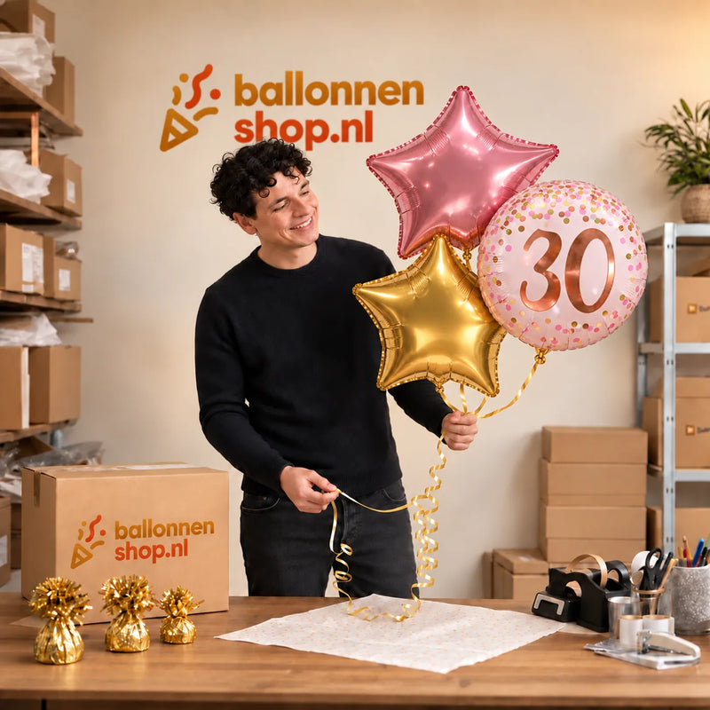 Jesse houdt 30 Jaar Trosje Roze/Goud/Rose Goud vast in de warme werkplaats van Ballonnenshop.nl.