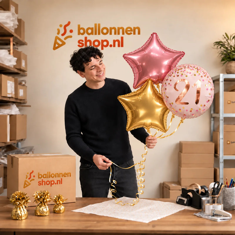Jesse houdt 21 Jaar Trosje Roze/Goud/Rose Goud vast in de warme werkplaats van Ballonnenshop.nl.