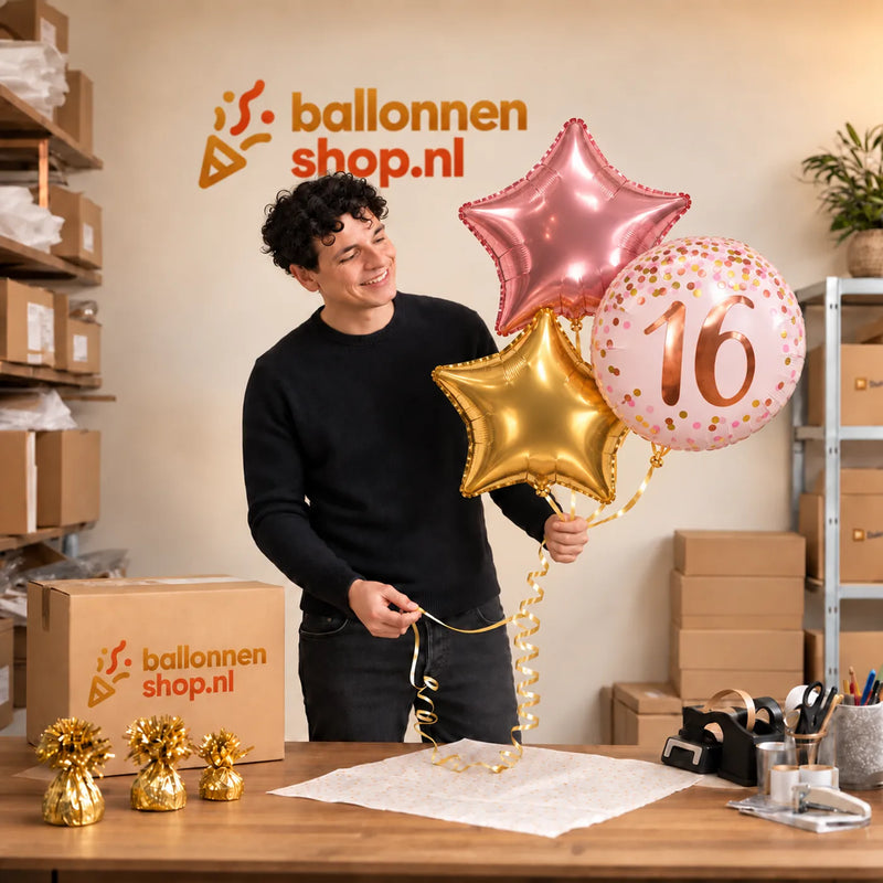 Jesse houdt 16 Jaar Trosje Roze/Goud/Rose Goud vast in de warme werkplaats van Ballonnenshop.nl.