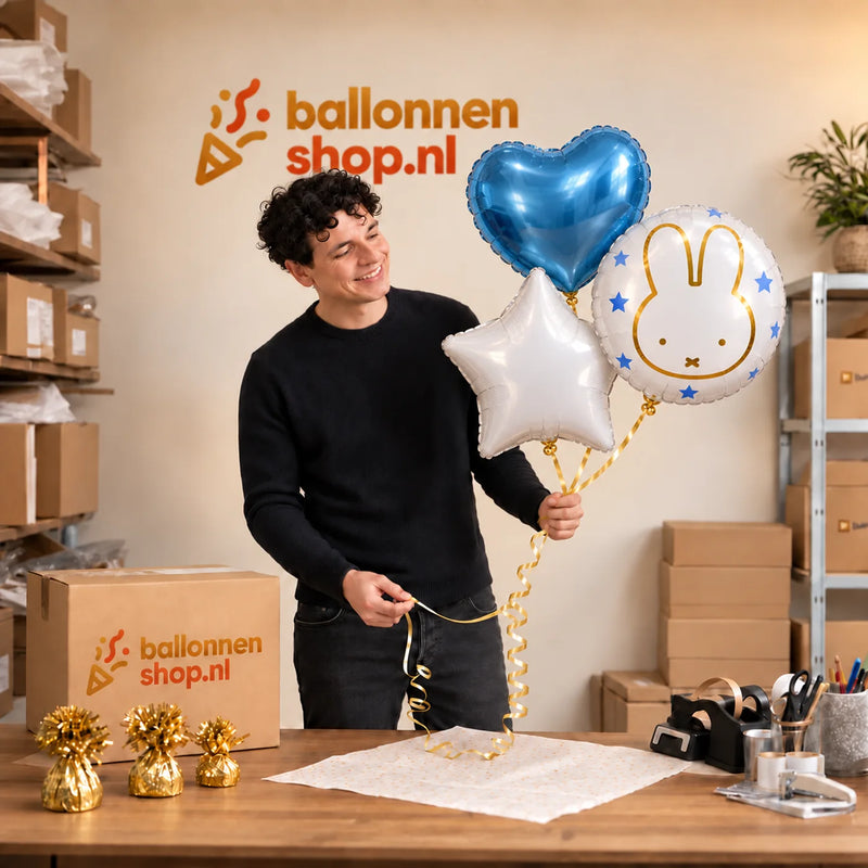 Jesse houdt Nijntje trosje Ballonnen Blauw vast in de warme werkplaats van Ballonnenshop.nl.
