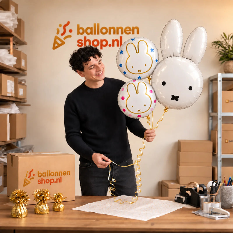 Jesse houdt Nijntje trosje Helium Ballonnen vast in de warme werkplaats van Ballonnenshop.nl.