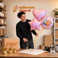 Jesse houdt Skye & Everest Paw Patrol Trosje vast in de warme werkplaats van Ballonnenshop.nl.