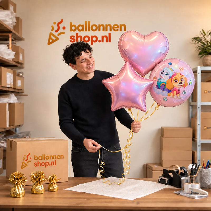 Jesse houdt Skye & Everest Paw Patrol Trosje vast in de warme werkplaats van Ballonnenshop.nl.
