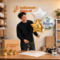 Jesse houdt Pensioen Trosje Goud/Wit/Groen vast in de warme werkplaats van Ballonnenshop.nl.