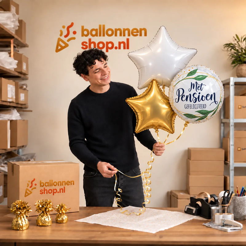 Jesse houdt Pensioen Trosje Goud/Wit/Groen vast in de warme werkplaats van Ballonnenshop.nl.