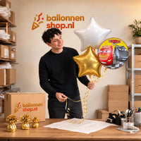 Jesse houdt Cars Trosje Goud/Wit/Rood vast in de warme werkplaats van Ballonnenshop.nl.