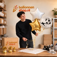 Jesse houdt Voetbal Trosje Goud/Wit/Zwart vast in de warme werkplaats van Ballonnenshop.nl.