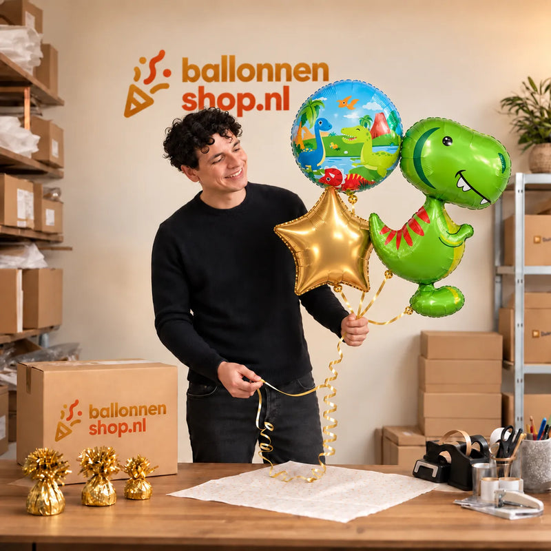 Jesse houdt Dino Trosje Goud/Blauw/Groen/Rood vast in de warme werkplaats van Ballonnenshop.nl.