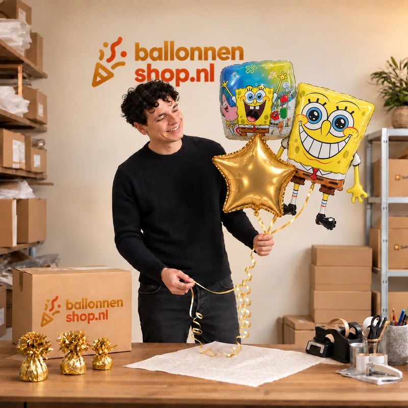 Jesse houdt Spongebob Trosje Goud/Blauw/Geel – 64 cm vast in de warme werkplaats van Ballonnenshop.nl.