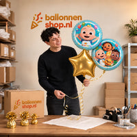Jesse houdt Cocomelon Trosje Blauw/Wit/Goud vast in de warme werkplaats van Ballonnenshop.nl.