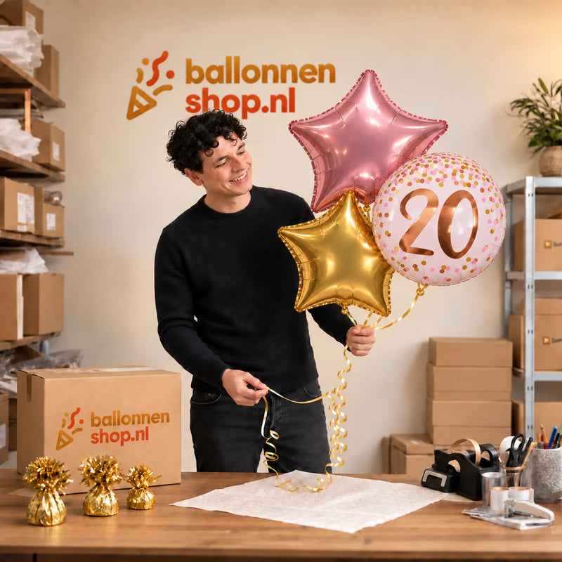 Jesse houdt 20 Jaar Trosje Roze/Goud/Rose Goud vast in de warme werkplaats van Ballonnenshop.nl.