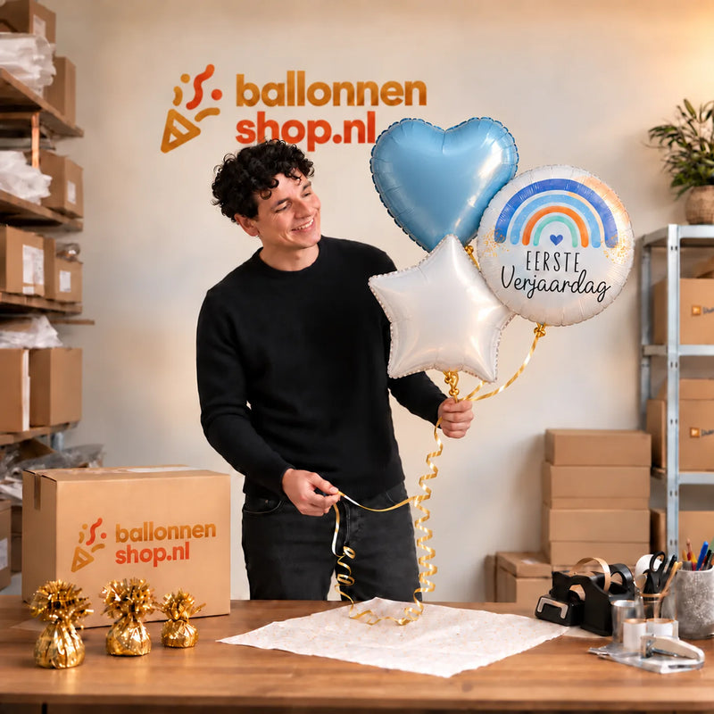 Jesse houdt 1 Jaar Trosje Blauw vast in de warme werkplaats van Ballonnenshop.nl.