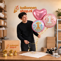Jesse houdt 1 Jaar Trosje Roze vast in de warme werkplaats van Ballonnenshop.nl.