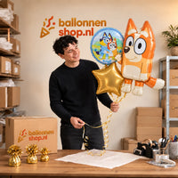 Jesse houdt Bingo Bluey Trosje vast in de warme werkplaats van Ballonnenshop.nl.