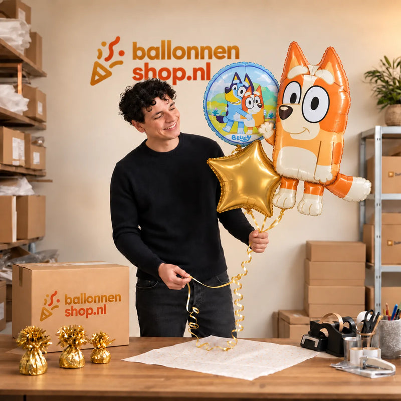 Jesse houdt Bingo Bluey Trosje vast in de warme werkplaats van Ballonnenshop.nl.