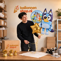 Jesse houdt Bluey Trosje vast in de warme werkplaats van Ballonnenshop.nl.