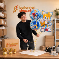 Jesse houdt Sonic Tails Trosje vast in de warme werkplaats van Ballonnenshop.nl.