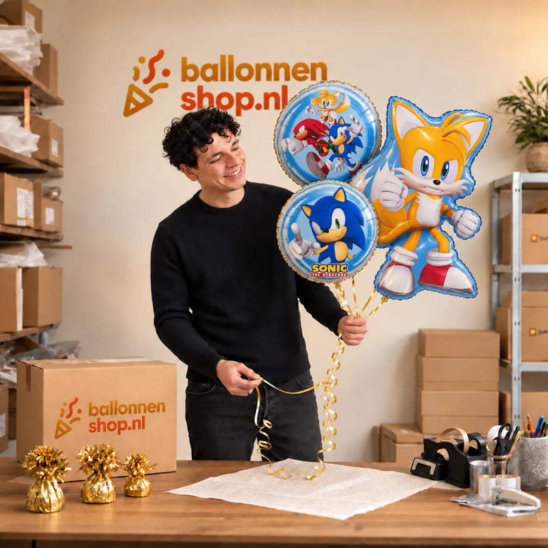 Jesse houdt Sonic Tails Trosje vast in de warme werkplaats van Ballonnenshop.nl.