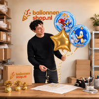 Jesse houdt Sonic Trosje – 43 cm vast in de warme werkplaats van Ballonnenshop.nl.