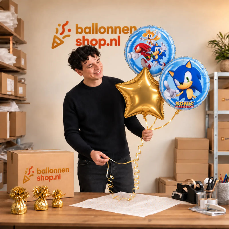 Jesse houdt Sonic Trosje – 43 cm vast in de warme werkplaats van Ballonnenshop.nl.