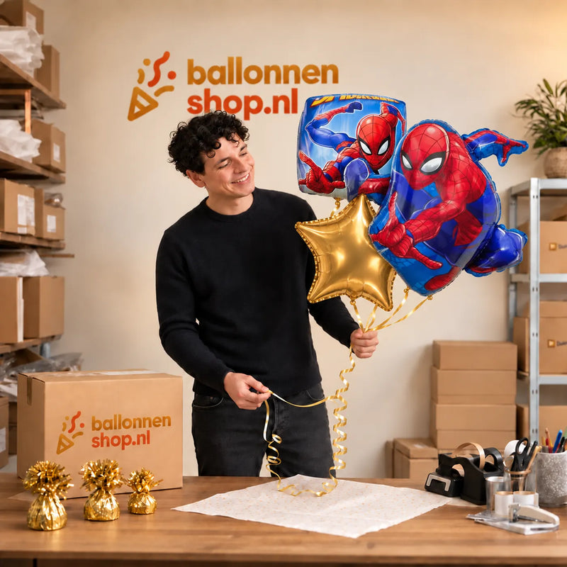 Jesse houdt Vliegende Spiderman XL Trosje vast in de warme werkplaats van Ballonnenshop.nl.