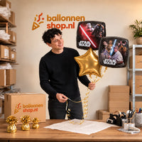 Jesse houdt Star Wars Trosje vast in de warme werkplaats van Ballonnenshop.nl.
