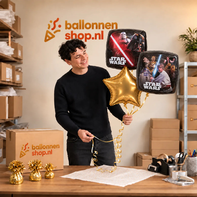 Jesse houdt Star Wars Trosje vast in de warme werkplaats van Ballonnenshop.nl.