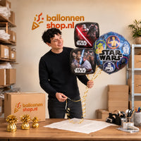 Jesse houdt Star Wars Trosje XL vast in de warme werkplaats van Ballonnenshop.nl.