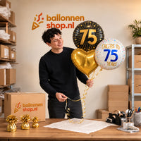 Jesse houdt 75 Jaar Trosje Goud/Zwart/Wit vast in de warme werkplaats van Ballonnenshop.nl.