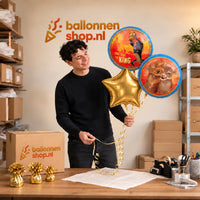 Jesse houdt Simba & Nala Lion King Trosje vast in de warme werkplaats van Ballonnenshop.nl.