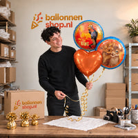 Jesse houdt Lion King Trosje vast in de warme werkplaats van Ballonnenshop.nl.