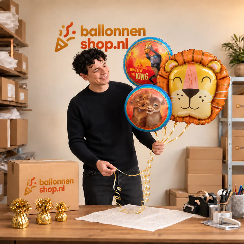 Jesse houdt Lion King Trosje XL vast in de warme werkplaats van Ballonnenshop.nl.